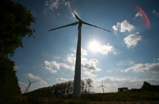 陽(yáng)光下的風(fēng)機(jī)