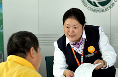 國(guó)家電網(wǎng)員工熱心服務(wù)