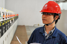 工人正在檢查運(yùn)行