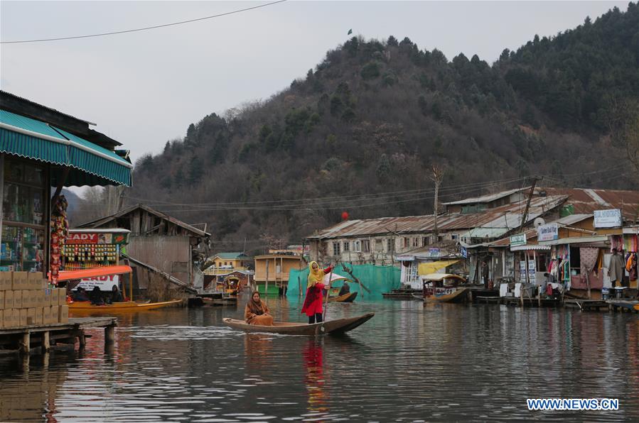 INDIAN-CONTROLLED KASHMIR-SRINAGAR-DAL LAKE-DAILY LIFE