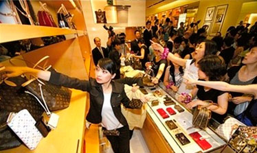 畸形奢侈品消費(fèi)觀折射社會(huì)問題