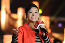 著名青年歌唱家、二炮文工團副團長陳思思傾情表演