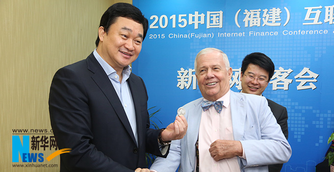 羅杰斯參加思客會(huì)，與新華網(wǎng)董事長(zhǎng)、總裁田舒斌親切交談。