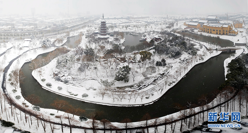 萬(wàn)善公園披銀裝