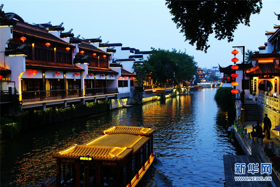 夜色秦淮河，璀璨醉人心