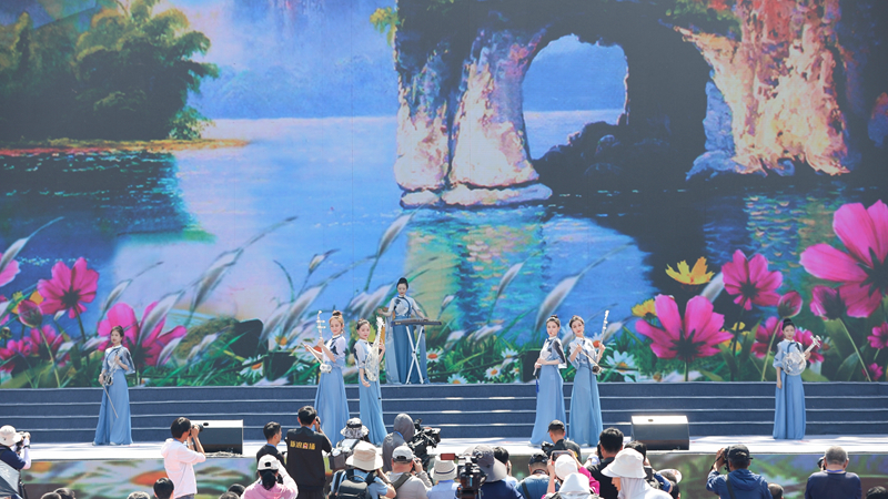 花語湖畔、香動(dòng)凌源 女子水晶樂坊亮相第五屆中國(guó)凌源百合節(jié)