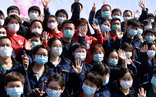 稟父老：樓蘭破，人平安，白衣戰(zhàn)士把家還！