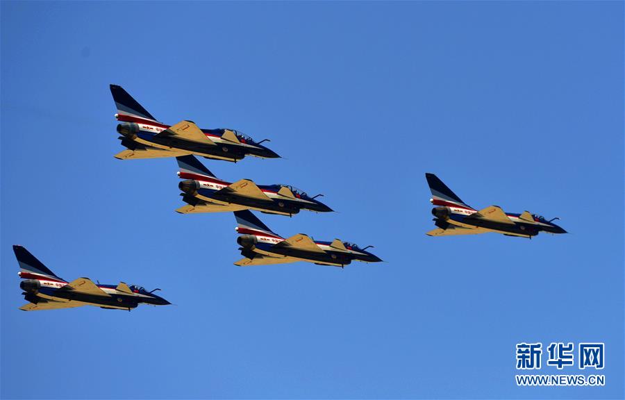 (圖文互動)(1)改革開放讓中國的空天更安全——全民國家安全教育日空軍向民眾展現(xiàn)殲-10特技飛行目擊記