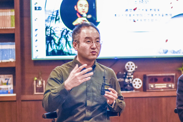 王曉昕：語(yǔ)言問(wèn)題其實(shí)是非遺傳承所面臨的一個(gè)普遍問(wèn)題。非遺傳承人可能有很好的技藝，但是因?yàn)檎Z(yǔ)言問(wèn)題沒(méi)有辦法與外面的人交流，就失去了傳承的機(jī)會(huì)。