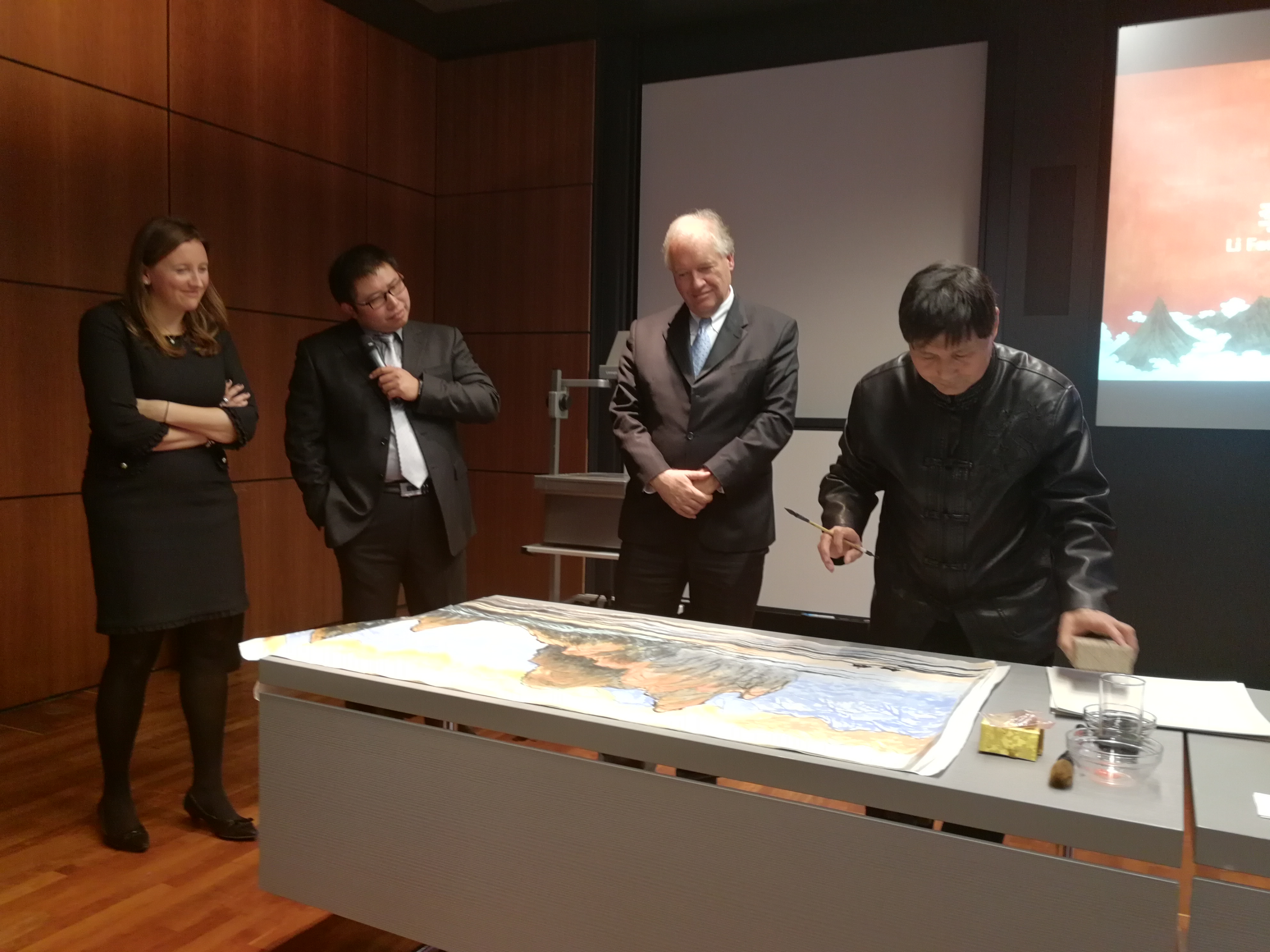 作為一個藝術(shù)家，我也要為這個國家和社會做一點自己的貢獻。在這次跨國文化交流活動中，作為唯一的隨團畫家，我創(chuàng)作出了多幅以&ldquo;一帶一路&rdquo;為主題的中國畫。