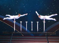 演員汪靜、高鴻陽在晚會上表演雜技《頂&mdash;&mdash;太極》