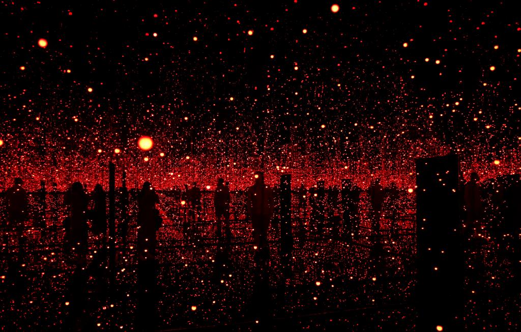 倫敦:沉浸在草間彌生的“無(wú)限鏡室”