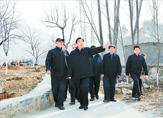 11月27日，省委書記、省人大常委會主任張慶黎到加強(qiáng)基層建設(shè)年活動聯(lián)系點(diǎn)淶水縣悟空寺村看望慰問村民，向當(dāng)?shù)馗刹咳罕娦v黨的十八大精神。這是張慶黎在悟空寺村詳細(xì)了解村容村貌的建設(shè)情況。郭昭 攝