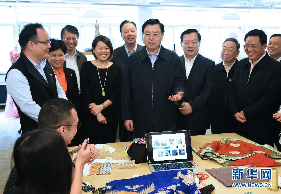 5月8日至11日，中共中央政治局常委、全國人大常委會(huì)委員長張德江在浙江調(diào)研。這是5月9日，張德江來到位于嘉興市的雅瑩服裝有限公司，了解公司的服裝設(shè)計(jì)、生產(chǎn)和銷售情況。新華社記者 馬占成 攝 