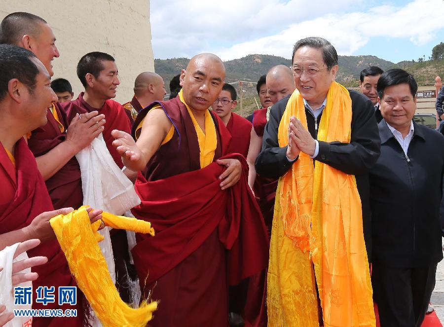 這是5月16日，俞正聲在松贊林寺看望宗教界人士。 新華社記者 劉衛(wèi)兵 攝