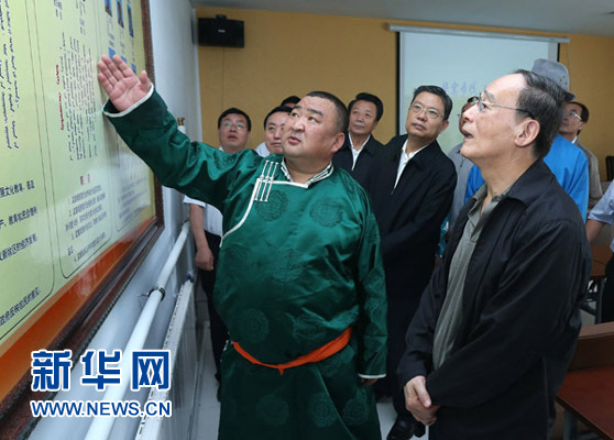 這是7月3日，王岐山在巴彥德力格爾嘎查&ldquo;兩委&rdquo;活動(dòng)室了解基層黨建情況。新華社記者 龐興雷 攝