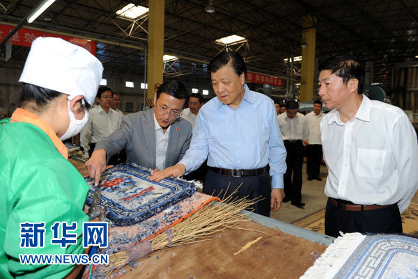 這是7月18日，劉云山在青海藏羊地毯集團有限公司調(diào)研。新華社記者 饒愛民 攝