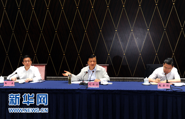 部分省區(qū)市教育實踐活動工作座談會近日先后在西寧、上海召開，中共中央政治局常委、中央黨的群眾路線教育實踐活動領導小組組長劉云山出席并講話。這是7月23日，劉云山出席上海座談會并講話。新華社記者 饒愛民 攝 