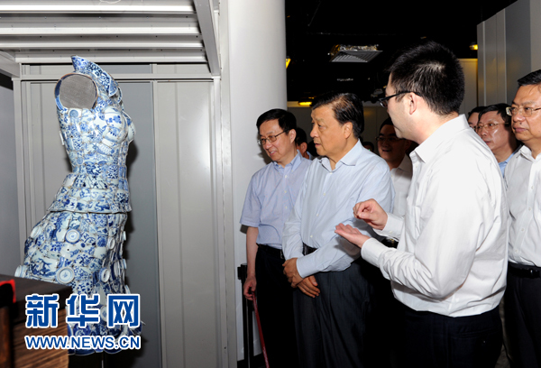這是7月22日，劉云山在上海國家對外文化貿(mào)易基地調研。新華社記者 饒愛民 攝 