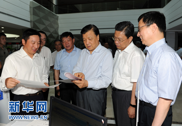  7月22日至23日，中共中央政治局常委、中央書記處書記劉云山在上海調研。這是7月22日，劉云山在中國（上海）自貿(mào)試驗區(qū)外高橋綜合服務大廳調研。新華社記者 饒愛民 攝 