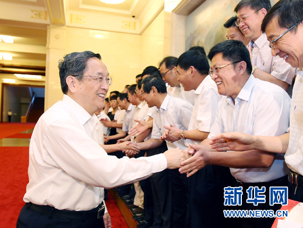 會前，俞正聲、張高麗接見援藏干部代表，向參加對口支援西藏工作的各地區(qū)各部門各單位和廣大援藏干部表示誠摯問候。新華社記者 姚大偉 攝