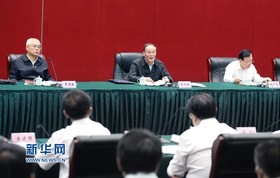 5月8日至10日，中共中央政治局常委、中央紀(jì)委書記王岐山到浙江省調(diào)研，并主持召開部分省區(qū)市紀(jì)委書記座談會。這是5月9日，王岐山在嘉興主持召開部分省區(qū)市紀(jì)委書記座談會。新華社記者 姚大偉 攝 