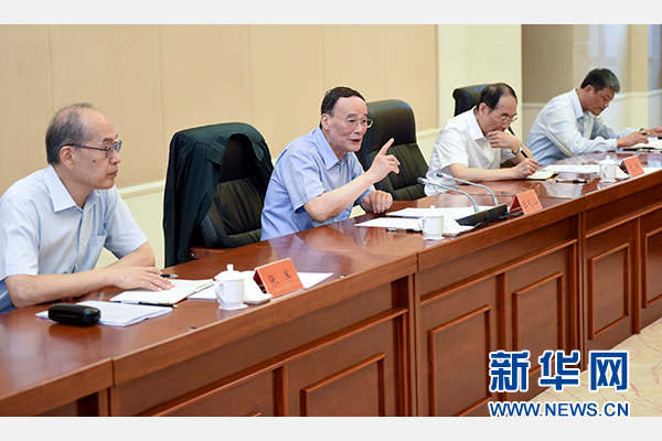 9月24日至26日，中共中央政治局常委、中央紀委書記王岐山在福建調(diào)研。這是9月25日，王岐山在上杭縣古田鎮(zhèn)主持召開座談會，聽取黨員和群眾代表對修訂廉政準則和黨紀處分條例的意見建議。新華社記者張鐸攝