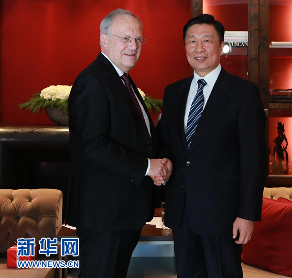 1月21日，中國國家副主席李源潮（右）在瑞士達沃斯會見瑞士聯(lián)邦主席施奈德－阿曼。 新華社記者羅歡歡攝