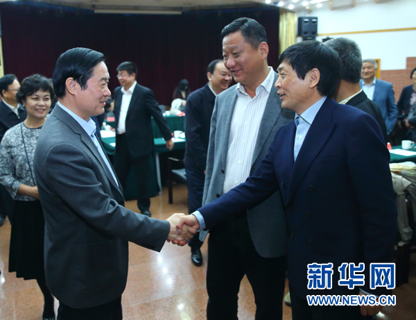 4月12日，中共中央政治局委員、中央書記處書記、中宣部部長劉奇葆在北京出席&ldquo;走向世界的中國兒童文學(xué)&rdquo;座談會并講話。這是座談會后，劉奇葆與國際安徒生獎獲得者、兒童文學(xué)作家曹文軒握手。新華社記者丁海濤攝