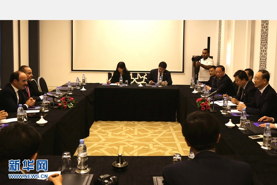 9月19日，在摩洛哥首都拉巴特，中共中央書記處書記、全國政協(xié)副主席杜青林（右一）會見摩洛哥真實性與現(xiàn)代黨總書記奧馬里（左一）。應摩洛哥參議院邀請，中共中央書記處書記、全國政協(xié)副主席杜青林于18日至20日率中共代表團訪摩，分別會見政府首腦本&middot;基蘭、參議長本希馬、真實性與現(xiàn)代黨總書記奧馬里等。新華社記者劉鍇攝