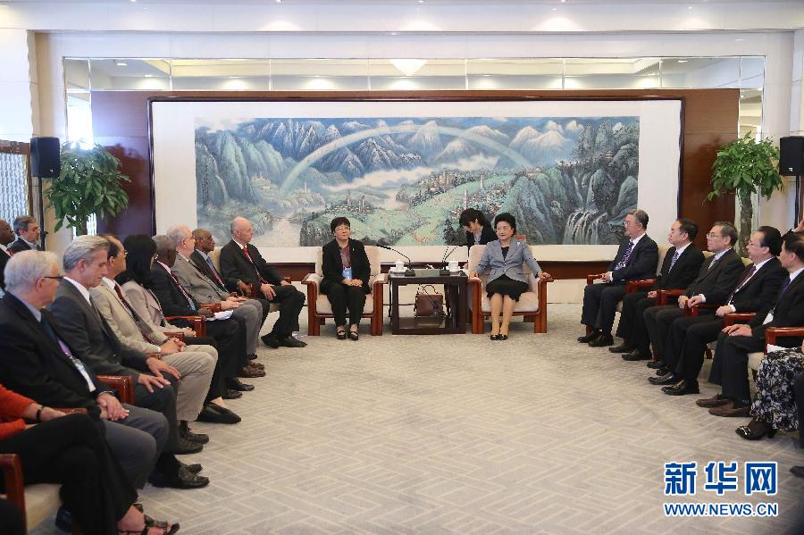 9月28日，國(guó)際醫(yī)學(xué)科學(xué)院組織2016年全體成員大會(huì)在北京舉行。國(guó)務(wù)院副總理劉延?xùn)|出席會(huì)議并作主旨報(bào)告。會(huì)前，劉延?xùn)|集體會(huì)見(jiàn)出席大會(huì)的主要嘉賓。新華社記者劉衛(wèi)兵攝 