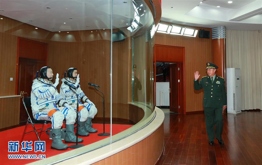 （時(shí)政）范長(zhǎng)龍看望神舟十一號(hào)航天員景海鵬、陳冬