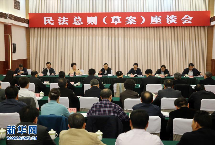 這是11月23日，張德江在成都主持召開座談會(huì)，11個(gè)?。▍^(qū)、市）人大常委會(huì)負(fù)責(zé)同志、部分全國(guó)人大代表、法律工作者及專家學(xué)者參加會(huì)議。新華社記者 劉衛(wèi)兵 攝 