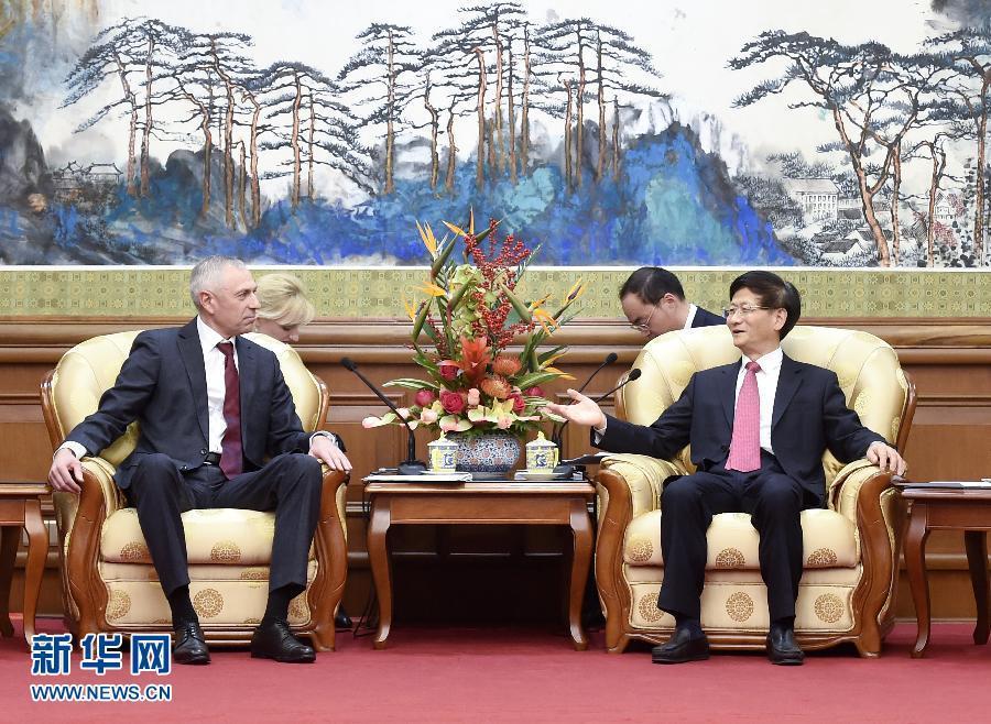 11月25日，中共中央政治局委員、中央政法委書(shū)記孟建柱在北京會(huì)見(jiàn)白俄羅斯總統(tǒng)辦公廳副主任米茨克維奇。 新華社記者燕雁攝 
