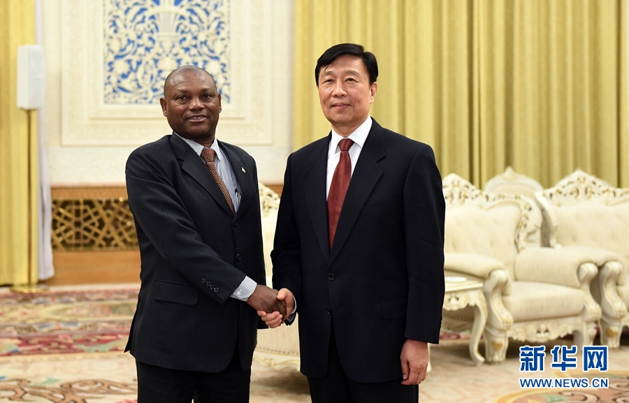 12月26日，國(guó)家副主席李源潮在北京會(huì)見(jiàn)圣多美和普林西比外交和海外僑民部部長(zhǎng)博特略。 新華社記者 張鐸 攝