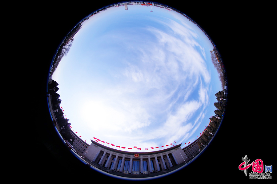  人民大會(huì)堂、天安門(mén)廣場(chǎng)、人民英雄紀(jì)念碑外部全景。中國(guó)網(wǎng) 鄭亮攝