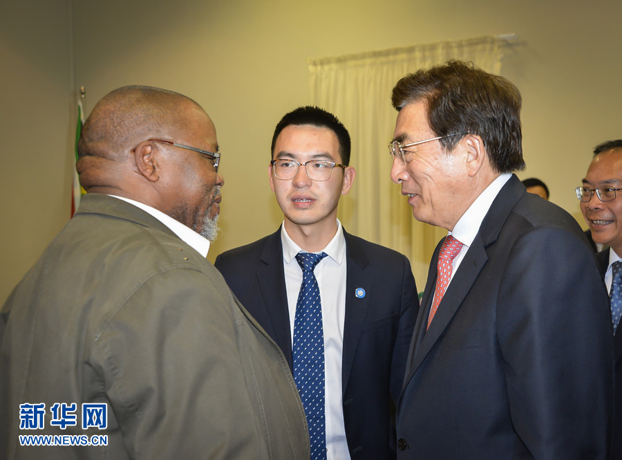 3月26日，中共中央政治局委員、北京市委書記郭金龍（前右）在南非約翰內(nèi)斯堡與執(zhí)政的南非非洲人國民大會(huì)總書記曼塔謝（前左）舉行工作會(huì)談。  新華社記者趙熙攝