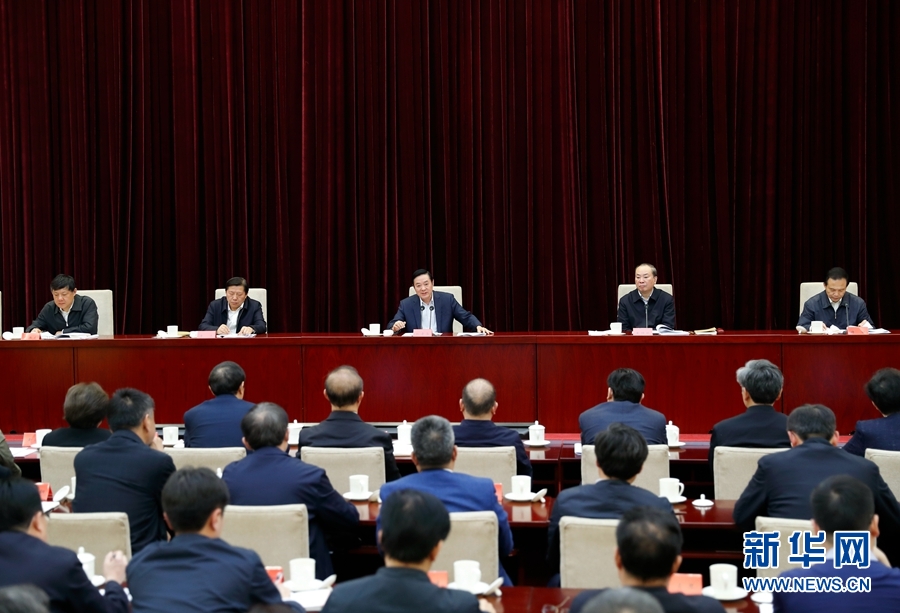 4月13日，中央宣傳部、中央政法委在北京召開貫徹落實《關(guān)于進(jìn)一步把社會主義核心價值觀融入法治建設(shè)的指導(dǎo)意見》電視電話會議。中共中央政治局委員、中央書記處書記、中宣部部長劉奇葆出席會議并講話。新華社記者丁海濤攝