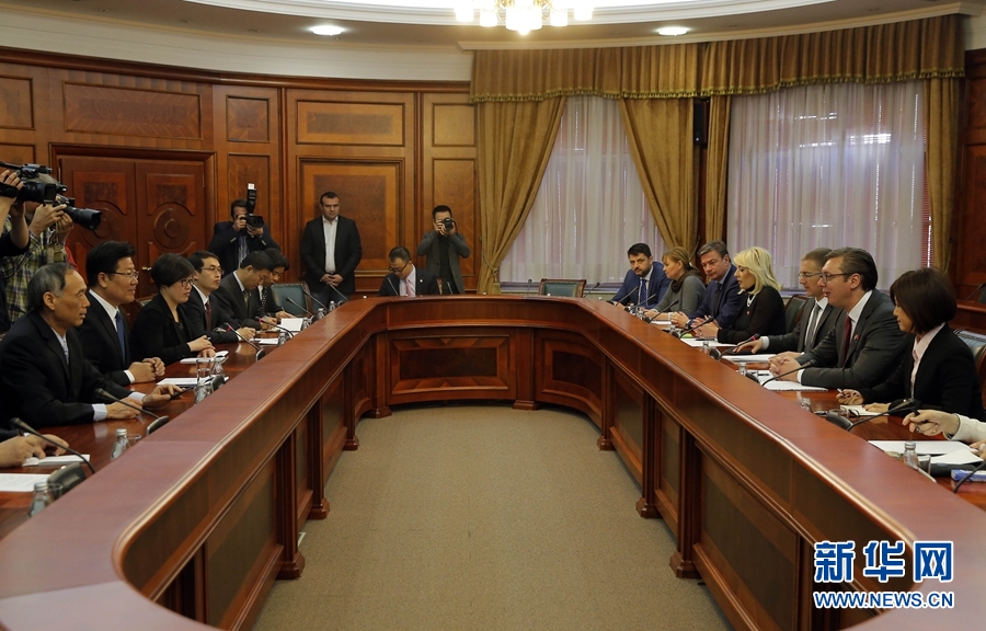 4月12日，塞爾維亞前進(jìn)黨主席、政府總理武契奇（右二）在貝爾格萊德會(huì)見中共中央政治局委員、中央黨的建設(shè)工作領(lǐng)導(dǎo)小組副組長張春賢（左二）。新華社發(fā)（普雷德拉格&middot;米洛薩夫列維奇攝）