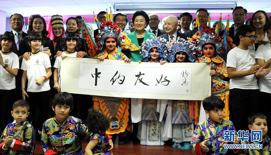 4月20日，在約旦首都安曼，中國國務(wù)院副總理劉延?xùn)|（中）考察TAG孔子學(xué)院。 新華社記者林曉蔚攝