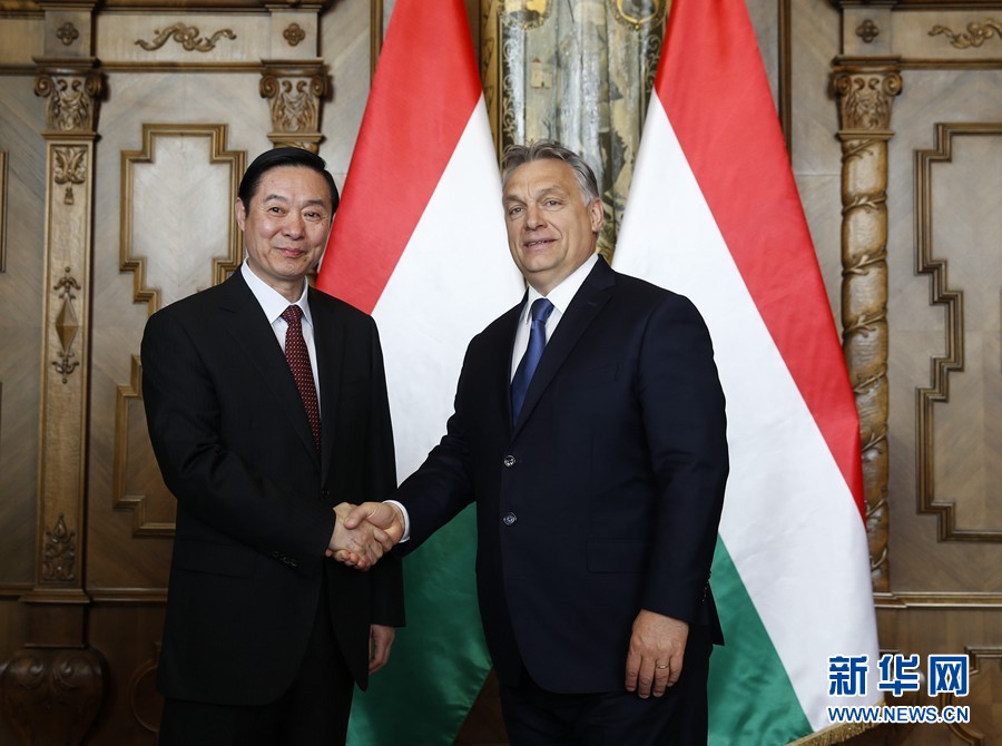4月24日，在匈牙利首都布達(dá)佩斯，匈牙利總理、青民盟主席歐爾班（右）會見中共中央政治局委員、中央書記處書記、中宣部部長劉奇葆。新華社記者葉平凡攝