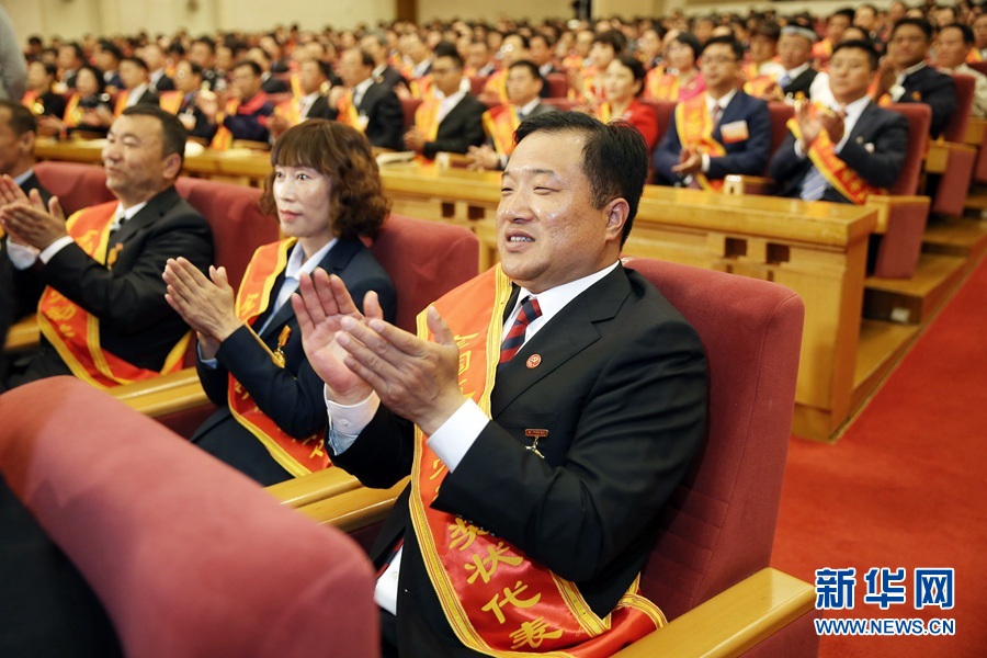 這是與會(huì)代表在表彰大會(huì)上鼓掌。新華社記者 才揚(yáng) 攝