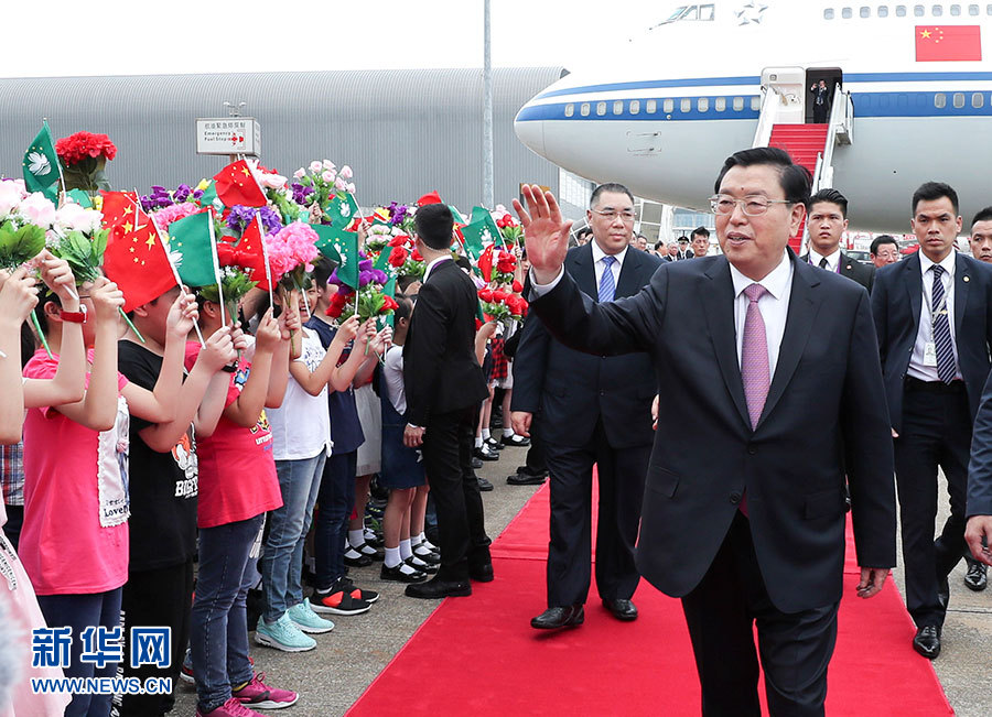 5月8日至10日，中共中央政治局常委、全國人大常委會(huì)委員長(zhǎng)張德江視察澳門特別行政區(qū)。這是5月8日，張德江抵達(dá)澳門國際機(jī)場(chǎng)。 新華社記者龐興雷 攝 