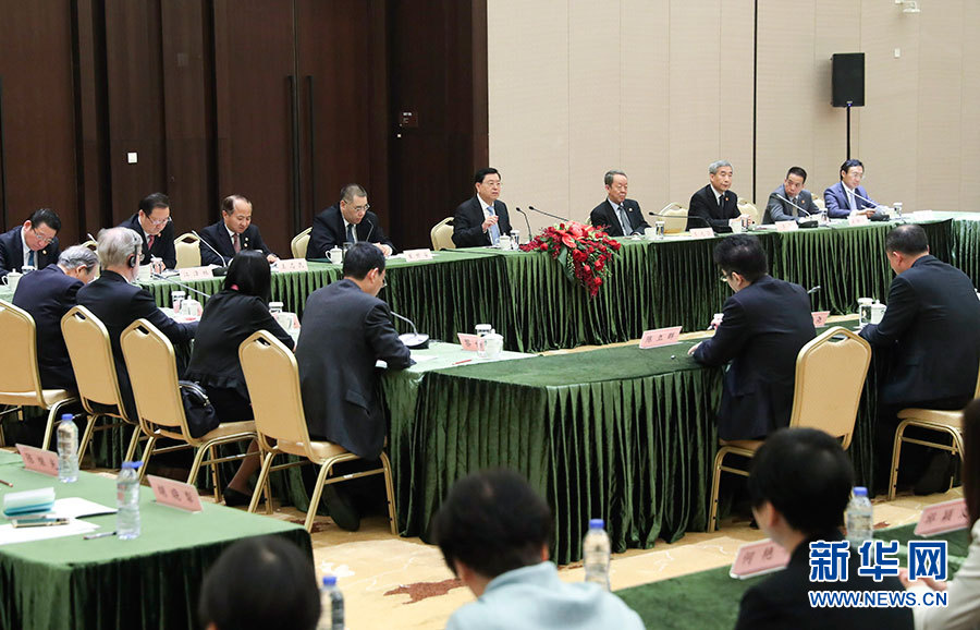 5月8日至10日，中共中央政治局常委、全國人大常委會(huì)委員長(zhǎng)張德江視察澳門特別行政區(qū)。這是5月10日，張德江與教育工作者和學(xué)生代表座談。新華社記者 龐興雷 攝