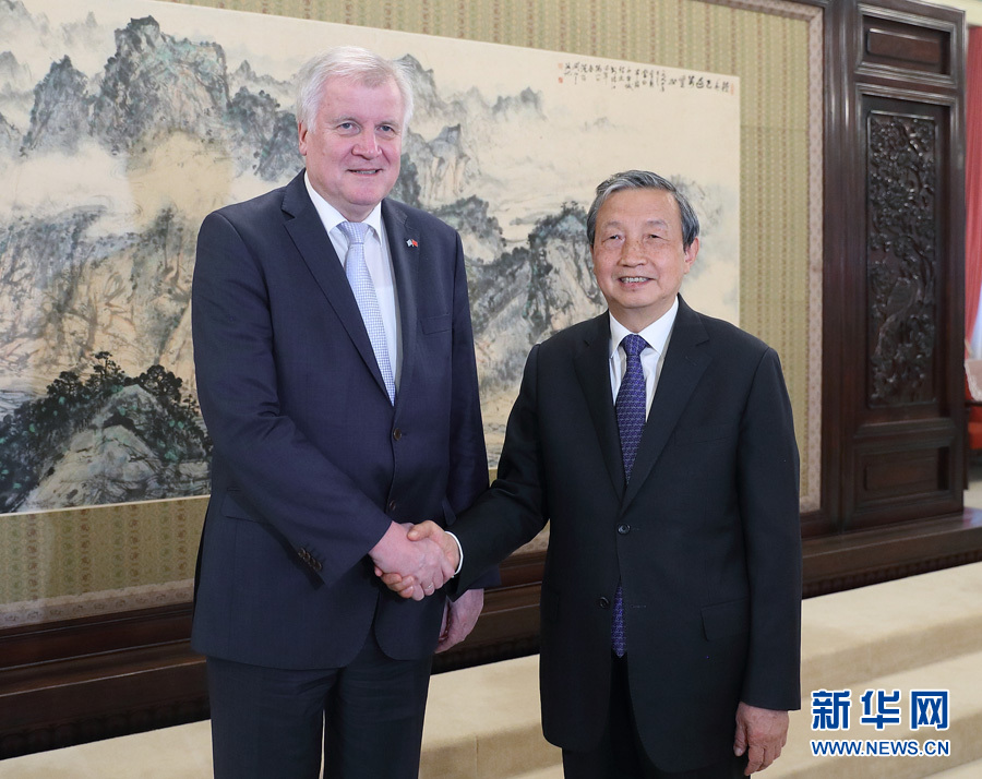 5月10日，國務(wù)院副總理馬凱在北京中南海紫光閣會見德國巴伐利亞州州長、基社盟主席霍斯特&middot;澤霍費(fèi)爾一行。 新華社記者王曄攝