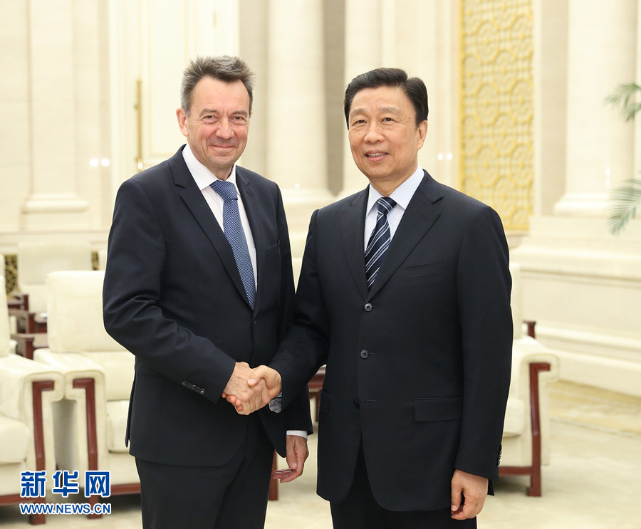 5月15日，國(guó)家副主席、中國(guó)紅十字會(huì)名譽(yù)會(huì)長(zhǎng)李源潮在北京會(huì)見來(lái)華出席&ldquo;一帶一路&rdquo;國(guó)際合作高峰論壇的紅十字國(guó)際委員會(huì)主席莫雷爾。新華社記者 王曄 攝