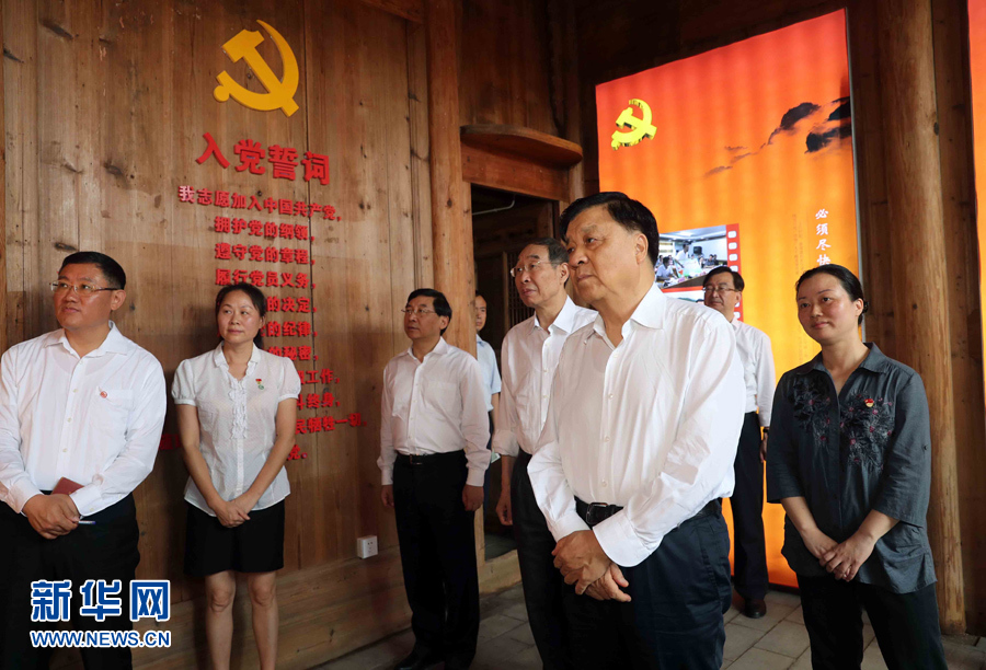 6月8日至10日，中共中央政治局常委、中央書記處書記劉云山在福建調(diào)研。這是6月9日，劉云山專程來(lái)到政和縣石圳村，深入了解廖俊波的事跡。新華社記者 劉衛(wèi)兵 攝