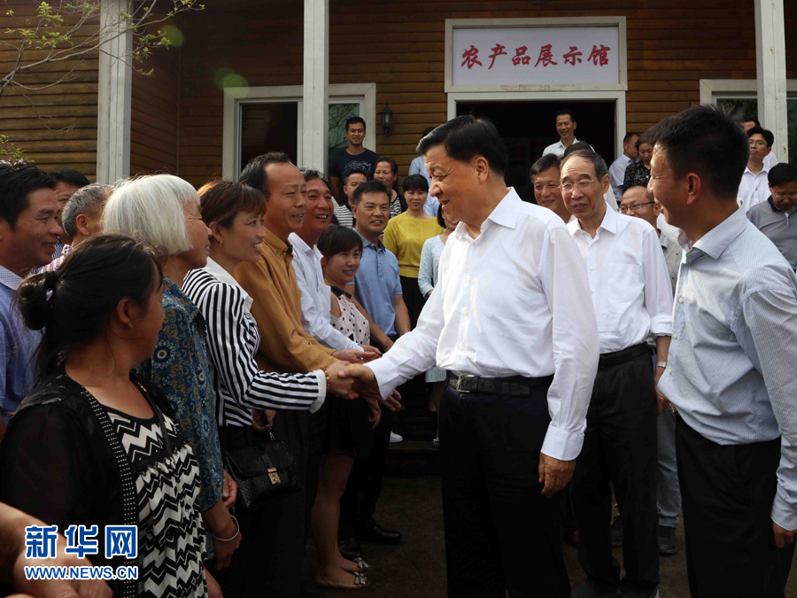 6月8日至10日，中共中央政治局常委、中央書記處書記劉云山在福建調(diào)研。這是6月9日，劉云山在周寧縣上洋村與村民親切交談。新華社記者 劉衛(wèi)兵 攝