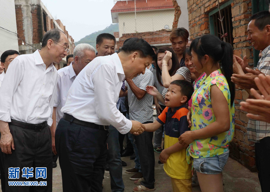 6月8日至10日，中共中央政治局常委、中央書記處書記劉云山在福建調(diào)研。這是6月9日，劉云山在福安市溪邳村走訪群眾家庭。新華社記者 劉衛(wèi)兵 攝
