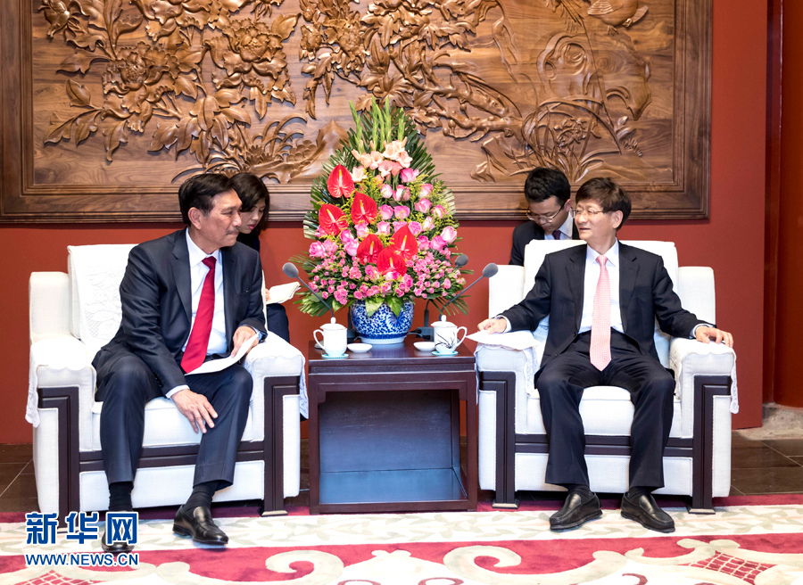6月15日，中共中央政治局委員、中央政法委書記孟建柱在北京會(huì)見(jiàn)印尼總統(tǒng)特使、海洋統(tǒng)籌部長(zhǎng)盧胡特。   新華社記者 丁海濤攝
